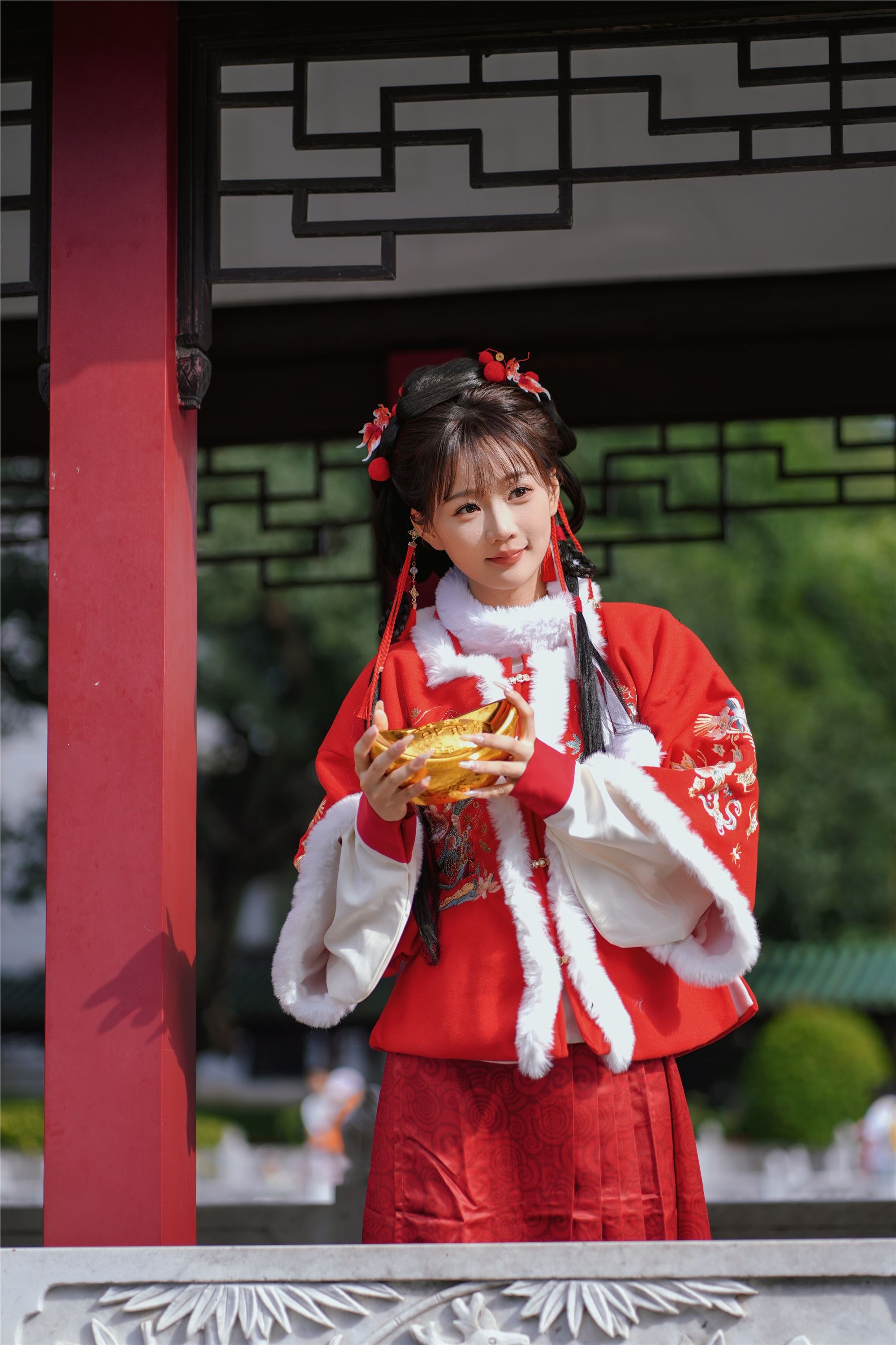 YITUYU艺图语 2025.01.31 红韵倩影 · 新年少女写真 甜心小鹿